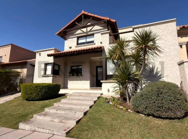 Casa · 422m² · 6 Ambientes · 2 Cocheras