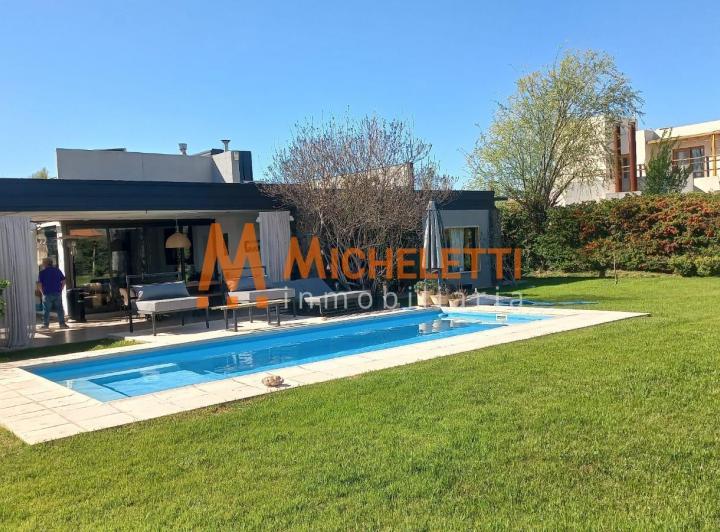 Casa · 273m² · 6 Ambientes · 2 Cocheras