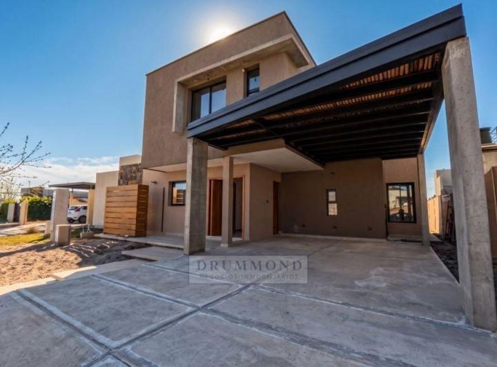 Casa · 230m² · 5 Ambientes · 1 Cochera