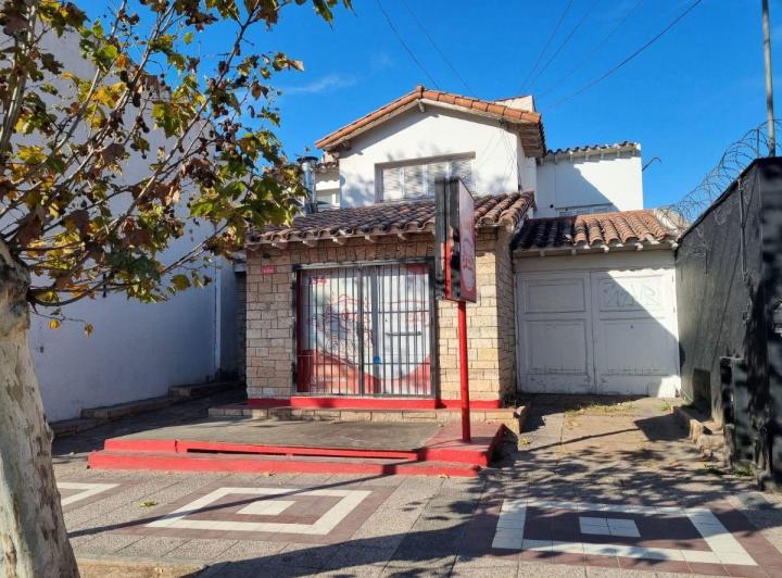 Casa · 228m² · 9 Ambientes · 1 Cochera