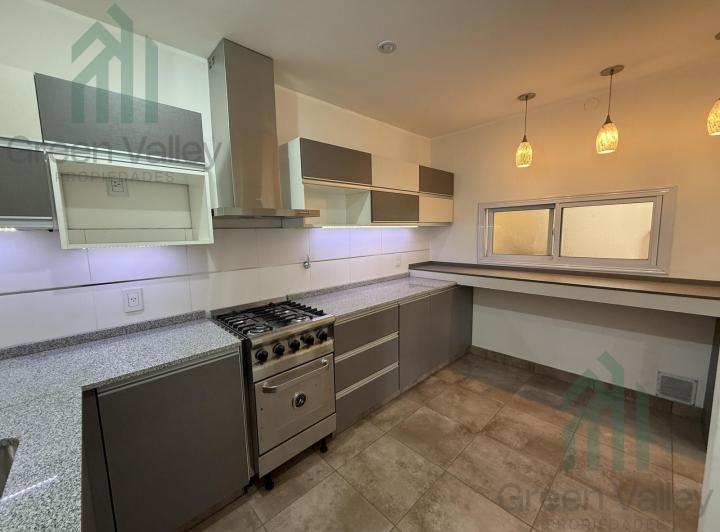 Casa · 240m² · 8 Ambientes · 1 Cochera