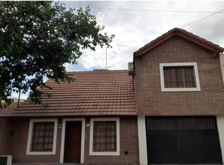 Casa · 180m² · 8 Ambientes · 1 Cochera