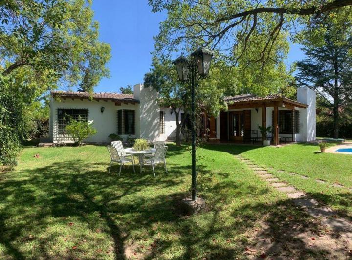 Casa · 350m² · 5 Ambientes · 2 Cocheras