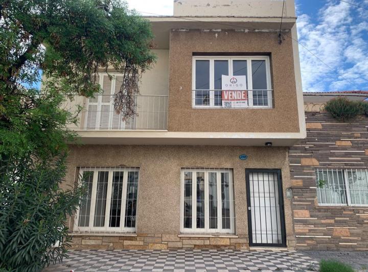 Casa · 210m² · 7 Ambientes · 3 Cocheras