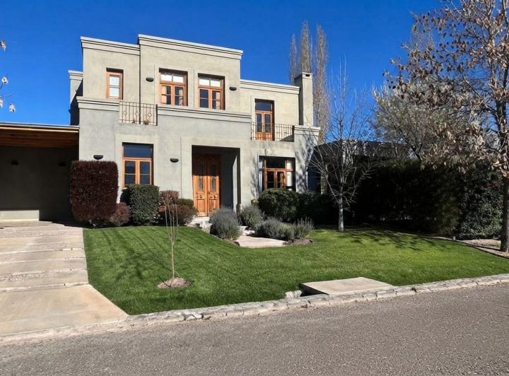 Casa · 350m² · 8 Ambientes · 2 Cocheras
