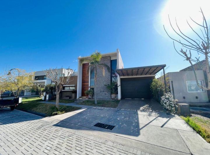 Casa · 320m² · 4 Ambientes · 1 Cochera