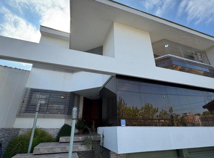 Casa · 250m² · 6 Ambientes · 2 Cocheras