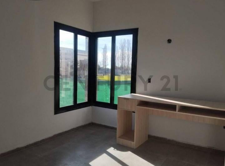 Casa · 230m² · 5 Ambientes · 2 Cocheras