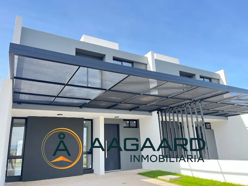 Brisas de Manantiales duplex a estrenar 3 dormitorios 2 baños cochera 2