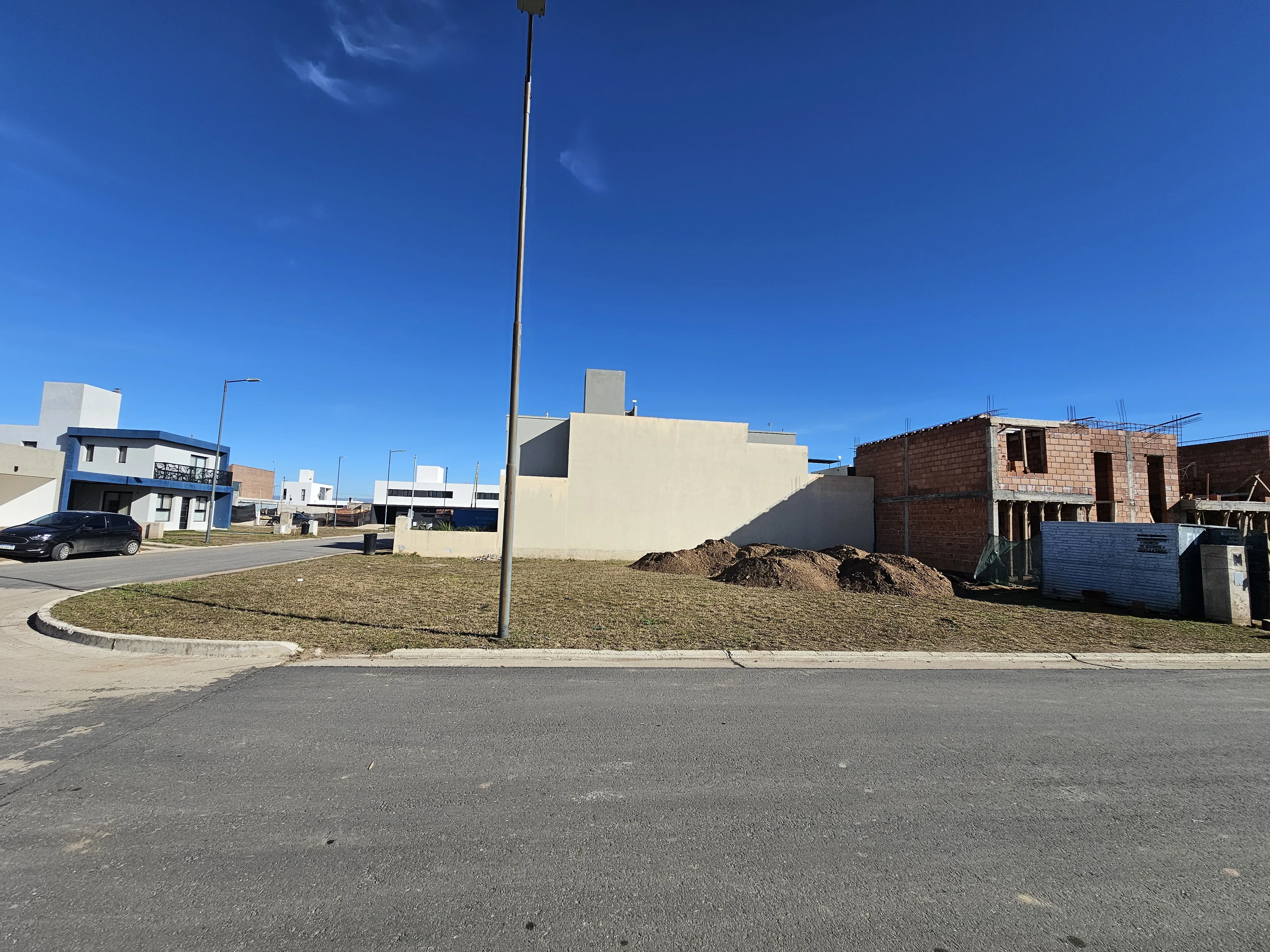 Manantiales. Fondo Norte. Mza 55 Lote 09. Apto Duplex. Esquina. 258m2