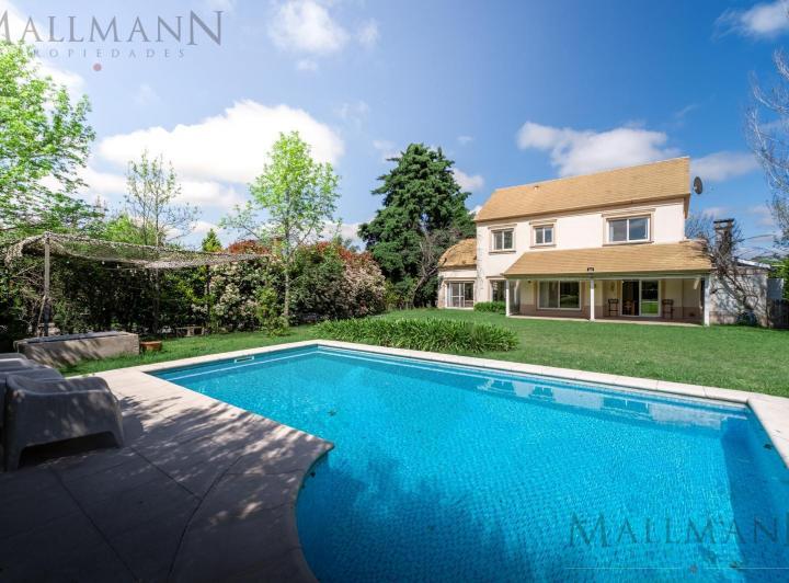 Casa · 213m² · 5 Ambientes · 4 Cocheras