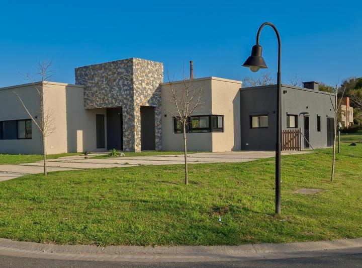 Casa · 169m² · 4 Ambientes · 4 Cocheras