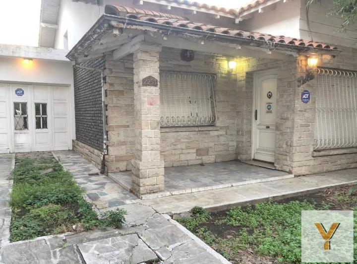 Casa · 180m² · 4 Ambientes · 3 Cocheras
