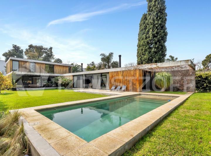 Casa · 279m² · 5 Ambientes · 4 Cocheras