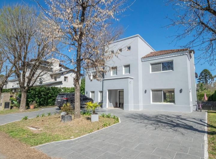 Casa · 800ha · 5 Ambientes · 3 Cocheras