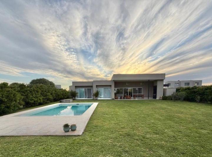 Casa · 180m² · 4 Ambientes · 1 Cochera