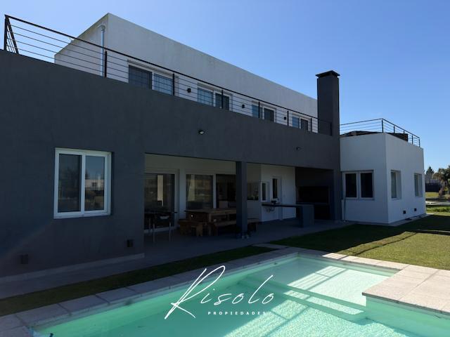 Casa · 318m² · 6 Ambientes · 4 Cocheras