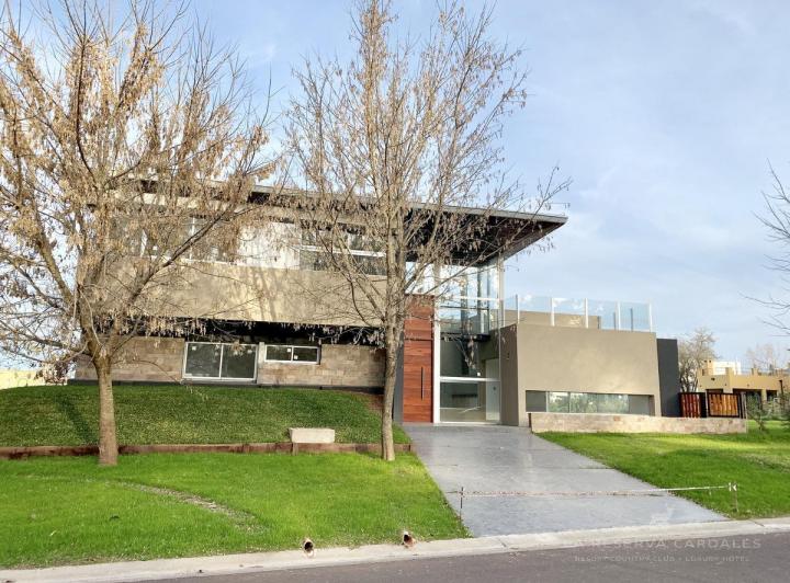Casa · 227m² · 3 Dormitorios · 2 Cocheras