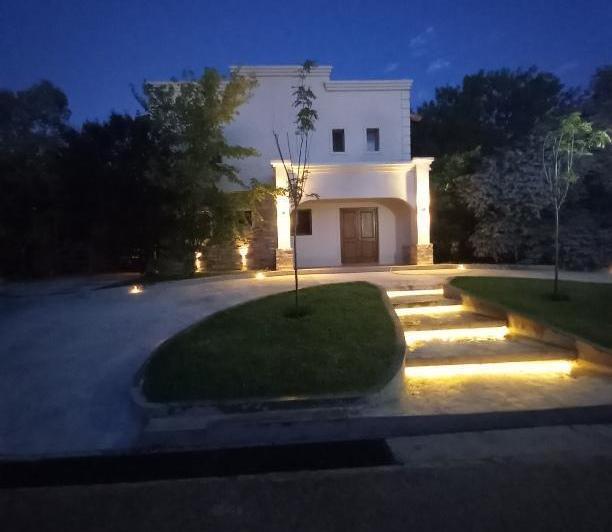 Casa · 300m² · 5 Ambientes · 4 Cocheras
