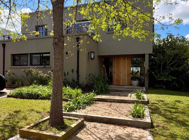 Casa · 185m² · 5 Ambientes · 2 Cocheras