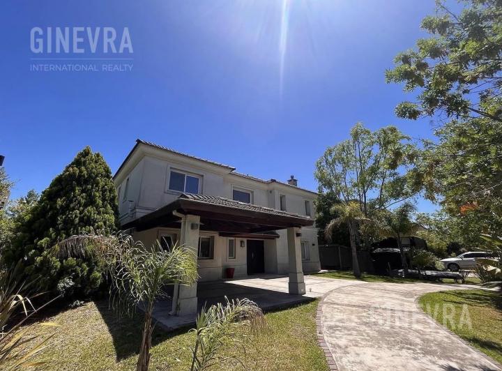 Casa · 260m² · 4 Ambientes · 2 Cocheras