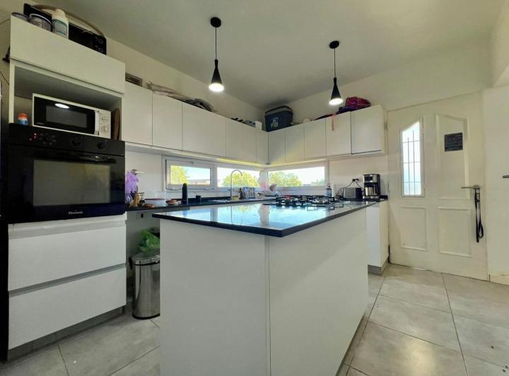 Casa · 140m² · 4 Ambientes · 2 Cocheras