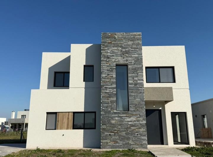 Casa · 200m² · 5 Ambientes · 2 Cocheras