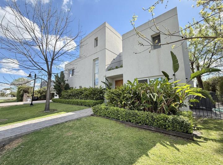 Casa · 279m² · 6 Ambientes · 5 Cocheras