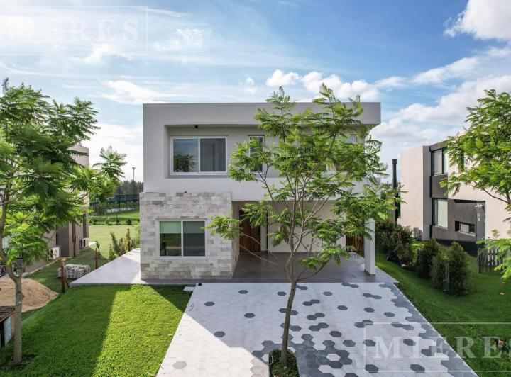 Casa · 230m² · 6 Ambientes · 2 Cocheras
