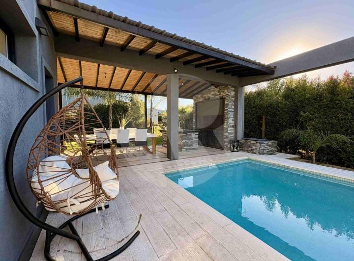Casa · 641m² · 4 Ambientes · 4 Cocheras
