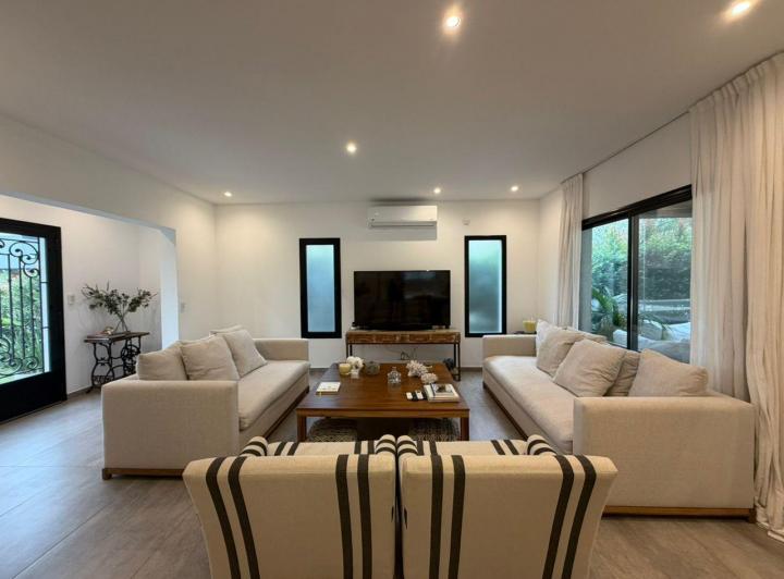 Casa · 185m² · 5 Ambientes · 3 Cocheras