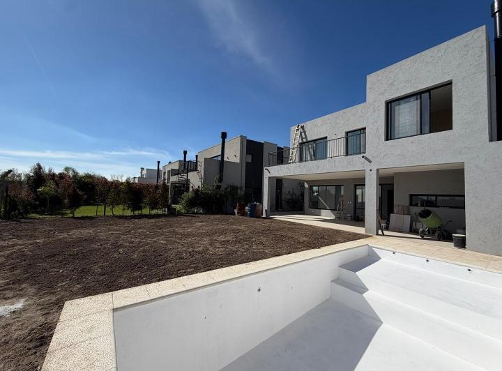 Casa · 212m² · 4 Ambientes · 1 Cochera