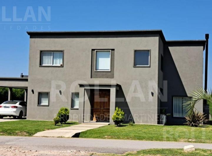 Casa · 210m² · 5 Ambientes · 4 Cocheras