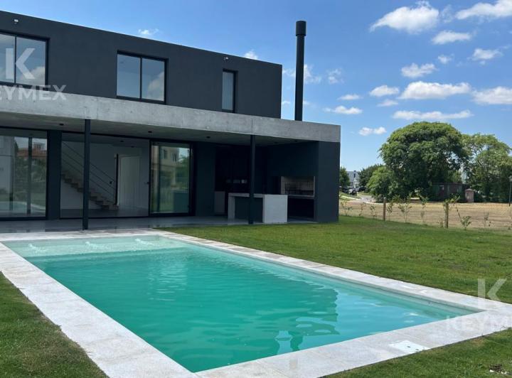 Casa · 276m² · 7 Ambientes · 4 Cocheras