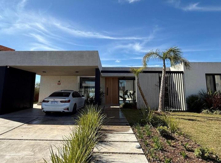 Casa · 192m² · 4 Ambientes · 2 Cocheras