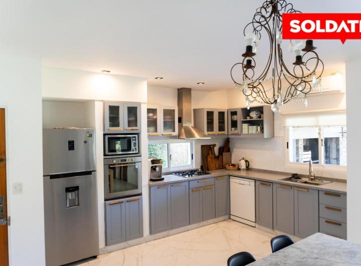 Casa · 180m² · 5 Ambientes · 4 Cocheras