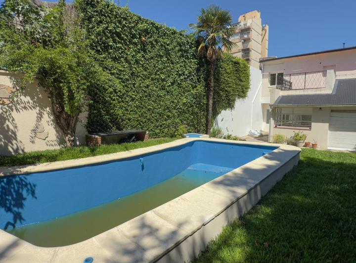 Casa · 240m² · 6 Ambientes · 3 Cocheras