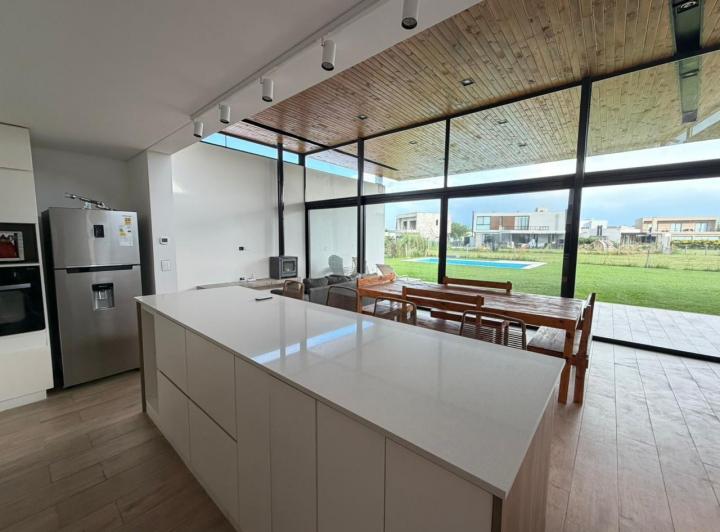 Casa · 172m² · 5 Ambientes · 2 Cocheras