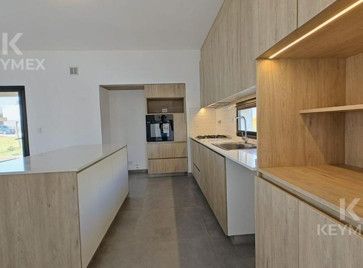Casa · 169m² · 5 Ambientes · 2 Cocheras