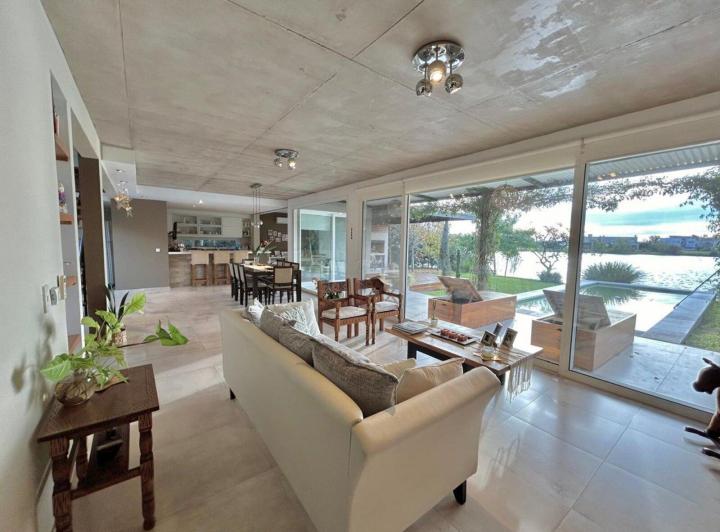 Casa · 255m² · 5 Ambientes · 1 Cochera