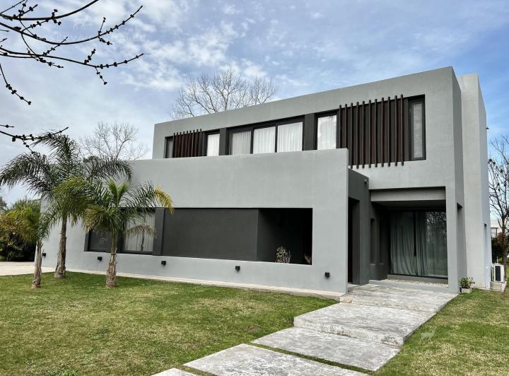 Casa · 242m² · 5 Ambientes · 2 Cocheras