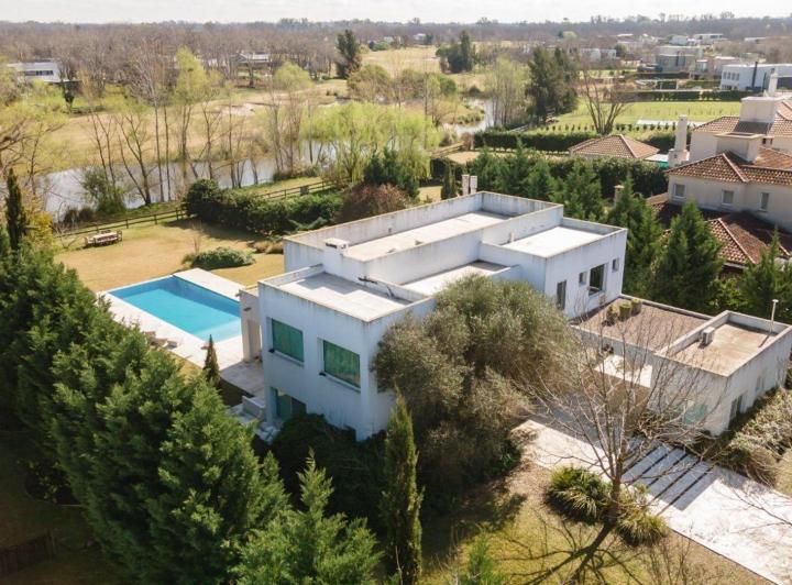 Casa · 290m² · 6 Ambientes · 6 Cocheras