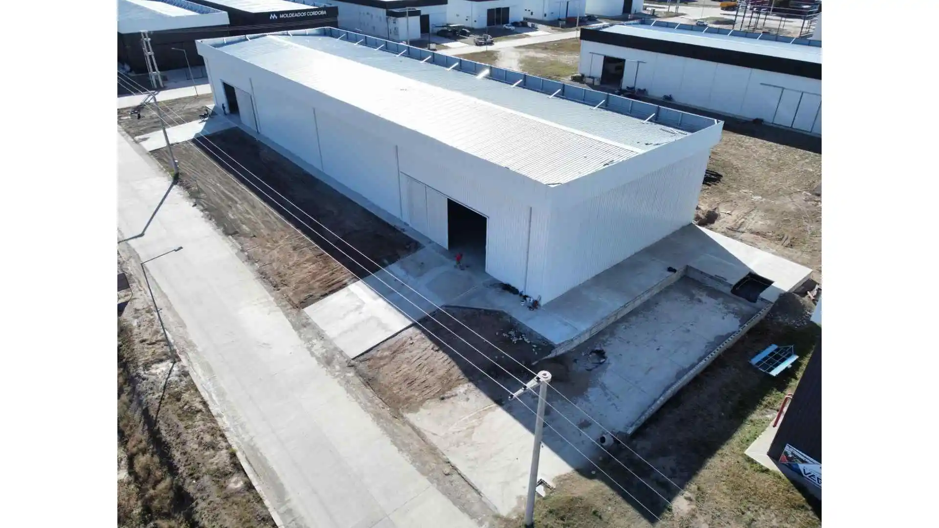 Deposito 1.600m2 con docks, aislante y rociadores en Polo 52
