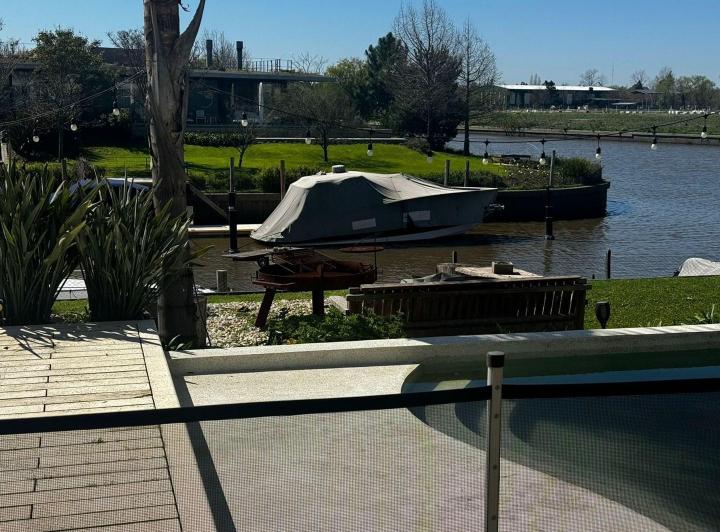 Casa · 380m² · 6 Ambientes · 1 Cochera
