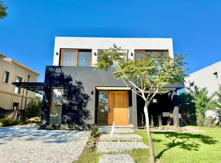 Casa · 245m² · 7 Ambientes · 2 Cocheras
