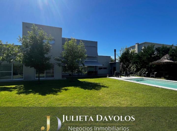 Casa · 950m² · 6 Ambientes · 2 Cocheras