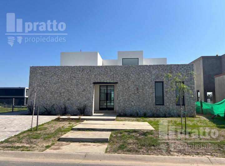Casa · 223m² · 5 Ambientes · 2 Cocheras