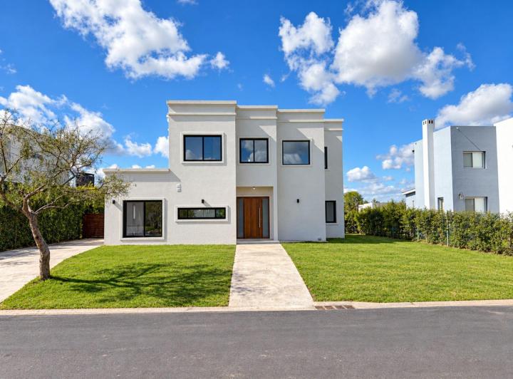 Casa · 180m² · 5 Ambientes · 2 Cocheras