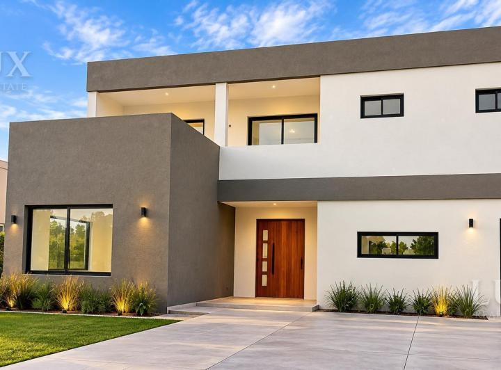 Casa · 280m² · 5 Ambientes · 3 Cocheras