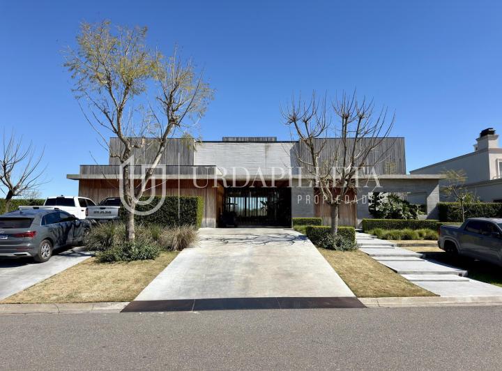 Casa · 1860m² · 10 Ambientes · 6 Cocheras
